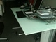 Dos mesas ejecutivas de cristal blanco regulables en altura - Foto 2