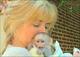 Regalo feliz y saludable bebé monos capuchinos