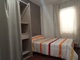 Habitación amueblada con cama de matrimonio